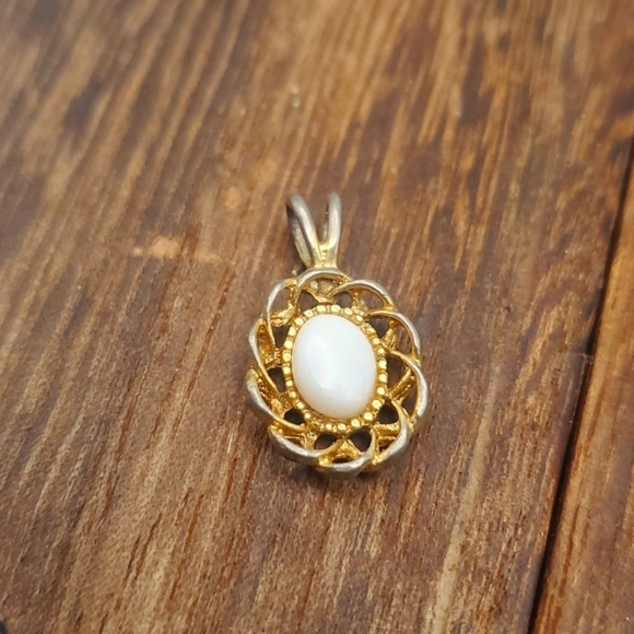 Opal‎ clawfoot pendant milky